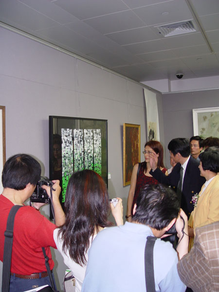 Einat with the exhibition organizers and the press